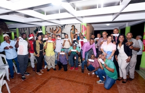 Con una Cena Buffet y Rifas Celebran el D&iacute;a de los Padres.