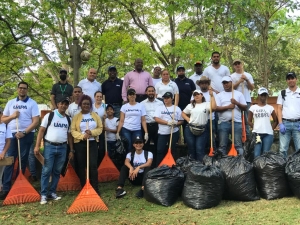 Estudiantes de la Universidad Abierta para Adultos (UAPA), realizan labor social.